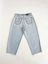 Load image into Gallery viewer, Vintage 90s Levis Silver Tab Baggy Jeans Waist 34”