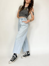 Load image into Gallery viewer, Vintage 90s Levis Silver Tab Baggy Jeans Waist 34”
