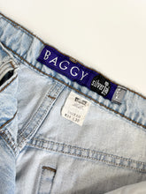 Load image into Gallery viewer, Vintage 90s Levis Silver Tab Baggy Jeans Waist 34”