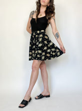 Load image into Gallery viewer, Vintage 90s High Rise Wide Leg Shorts Waist 29”
