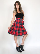 Load image into Gallery viewer, Vintage 80s Red and Green Pleated Kilt Waist 32”