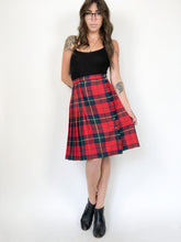 Load image into Gallery viewer, Vintage 80s Red and Green Pleated Kilt Waist 32”