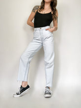 Load image into Gallery viewer, Vintage 70s/80s Levis 550 Light Wash Raw Hem High Rise Jeans Waist 29”