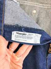 Load image into Gallery viewer, Vintage Wrangler Dark Wash High Rise Jeans Waist 32/33”