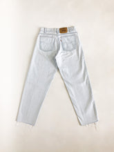 Load image into Gallery viewer, Vintage 70s/80s Levis 550 Light Wash Raw Hem High Rise Jeans Waist 29”
