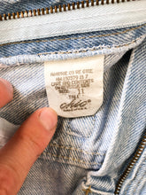 Load image into Gallery viewer, Vintage 90s Chic Light Wash High Rise Raw Hem Jeans Waist 28”