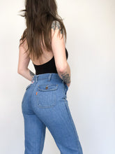 Load image into Gallery viewer, Vintage 70s Levis Mid Rise Orange Tab Flares Waist 29”