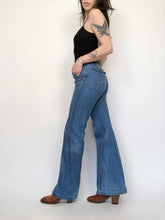 Load image into Gallery viewer, Vintage 70s Levis Mid Rise Orange Tab Flares Waist 29”