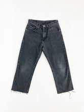 Load image into Gallery viewer, Vintage 90s Wrangler Raw Hem High Rise Black Denim Jeans Waist 30”