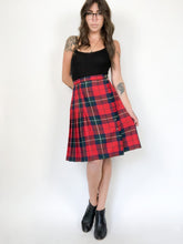 Load image into Gallery viewer, Vintage 80s Red and Green Pleated Kilt Waist 32”
