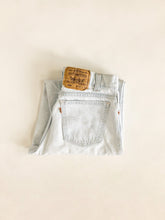 Load image into Gallery viewer, Vintage 70s/80s Levis 550 Light Wash Raw Hem High Rise Jeans Waist 29”
