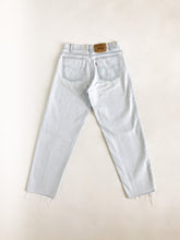Load image into Gallery viewer, Vintage 70s/80s Levis 550 Light Wash Raw Hem High Rise Jeans Waist 29”
